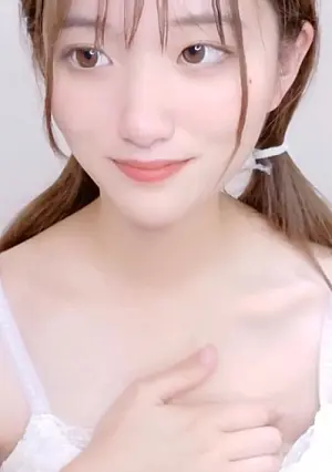 FC2PPV 4799244 A girl with white skin, pure appearance with black hair showing off her boldly spread legs.